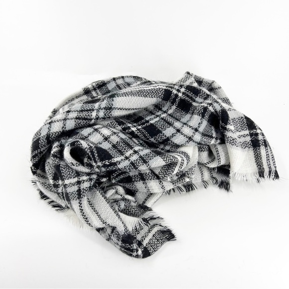 ✅ MODCLOTH BLACK/WHITE SCARF/SHAW SQUARE WITH FRINGE - Picture 2 of 5